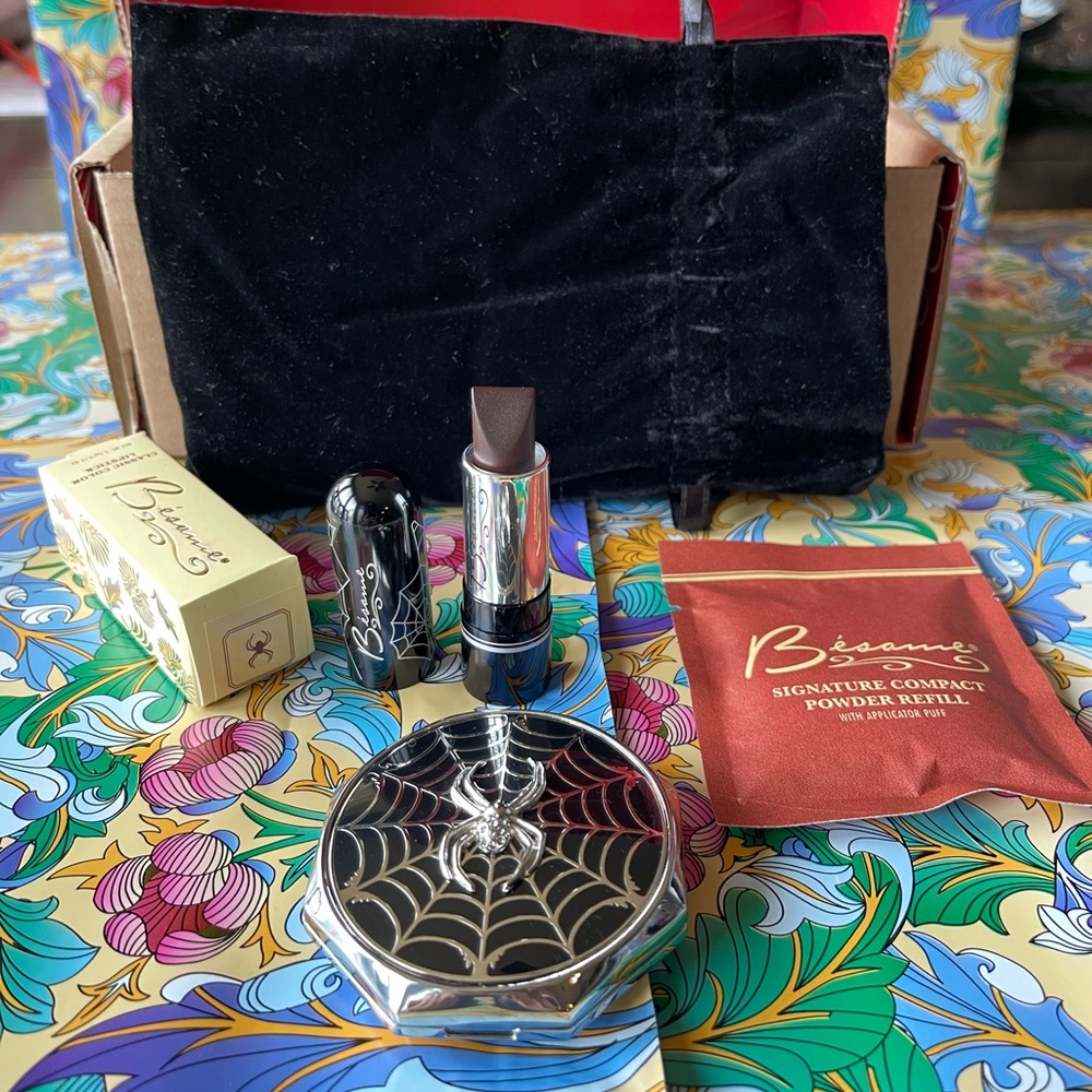 Besame limited edition spider compact with powder and black spider lipstick
